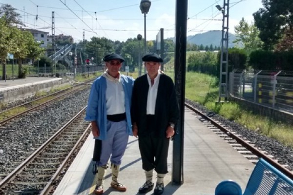 Esperando el tren para que nos lleve a Zarauz. Tempranito por la mañana. Tôt le matin, nous attendons le train qui nous ramena à Zarauz. On était tout frais.