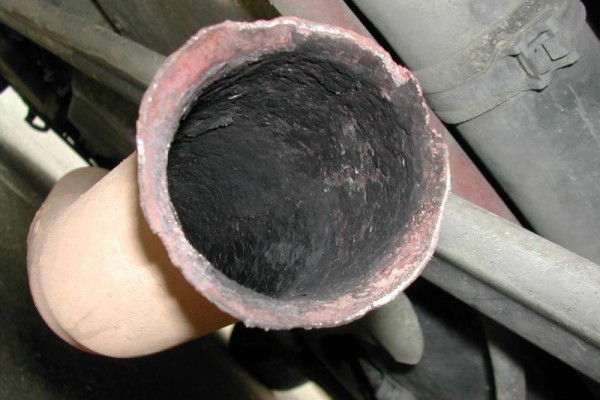 Le gaz, le tube d’échappement El tubo de escape Y este es un peligro que puede ser muy grave. El anhídrido carbónico del tubo de escape de un barco. ¡ Ojo !
