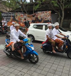 ¡No veáis cómo corren con las motos! Il faut voir comment ils courent avec leurs motos.