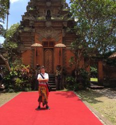 Hay que vestir a la moda de Balí. Il faut s’habiller à la mode/tenue de Bali.