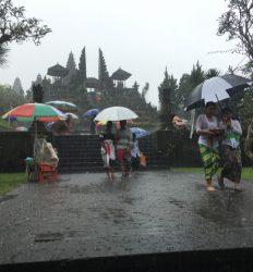 Un monumento religioso al fondo bajo la lluvia. Un monument réligieux au fond sous la pluie.