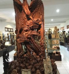 Saben trabajar la madera. Ils connaissant bien le travail en bois, savoir tailler dûment le bois.