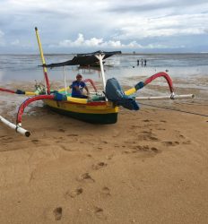 Pequeño barquito de pescadores. Petit bateau de pêcheurs.