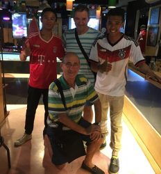 Los jóvenes de Balí están muy al corriente de la liga española. Encontramos un denominador común para referirse a España, el fútbol, el Madrid o el Barcelona, pero sorprendentemente estos jóvenes conocían a la perfección los equipos de primera, incluso el Eibar, La Real Sociedad, El Atletic de Bilbao, por eso están aquí, un recuerdo hacia ellos. / Les jeunes de Bali sont très au courant de la ligue de foot espagnole, ils connaissent toutes les equipes, ainsi nous avons aperçu un particulier intérêt, mis à part le Real Madrid et le Barcelone, pour l’équipe d’Eibar, la Real Sociedad de Saint Sébastien et l’Atlétic de Bilbao, car nous leur avions dit que nous étions basques. Cette photo est un souvenir envers eux.
