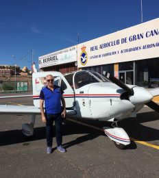 El 21 01 2016 mi amigo José Manuel Gil, piloto aficionado, me regaló un vuelo en avioneta por la Isla. La verdad es que yo pensaba que iba a tener pánico, pues no, la sensación fue muy agradable, una experiencia más en la vida. Lamentablemente no me veo capaz ahora de iniciar un curso de piloto, hacen falta, entre otras cosas supongo, muchas matemáticas, y yo estoy reñido de por vida con las matemáticas, a demás, ya a mis 67 años tengo otras pretensiones lingüísticas. Aquí os dejo con este viajecito por la isla. Gracias José Manuel. / Le 21 01 2016 j’ai survolé la Grande Canarie. Un vol privé utilisant une avionette. C’était un vol amateur. J’ai pu aprécier le littoral de cette belle Île et je vous le montre.