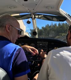 Preparativos con el piloto del centro. / Ce sont les préparatifs.