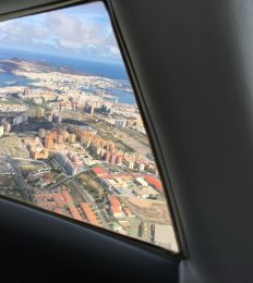 Una vista de las Palmas, al fondo el itsmo de Las Palmas, al oeste la playa de las canteras. / Une presqu’île, celle de Las Palmas, à l’ouest la plage de Las Canteras.
